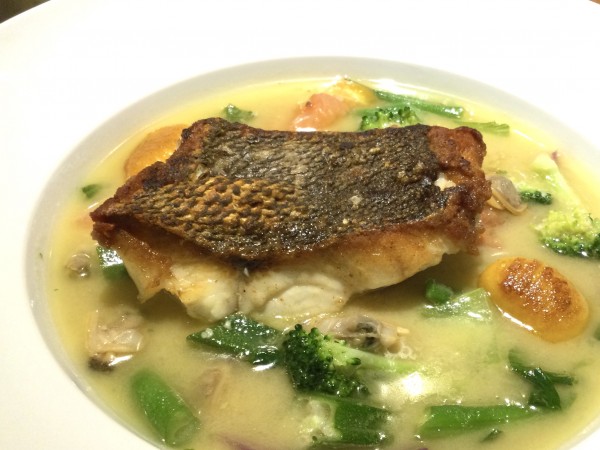 【天草産真鯛のポワレ あさりと真鯛出汁のスープ仕立て】あったまるお魚料理どうぞ。本日お好きな時間でお承りしております。
